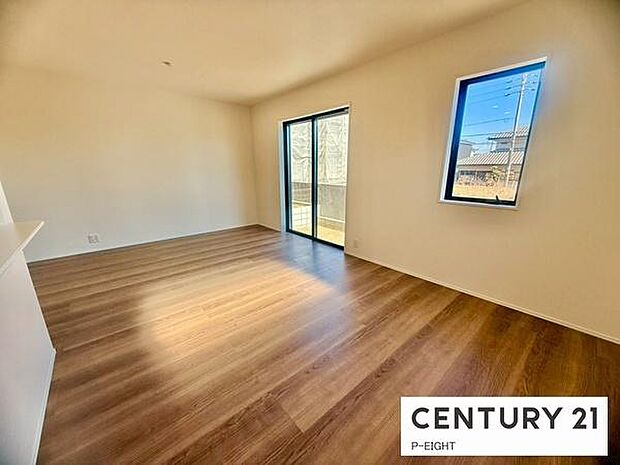 大きな窓から日光が差し込む明るいリビングです！