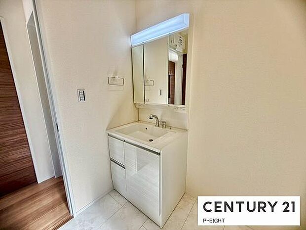 明るい洗面台で身支度ができます！