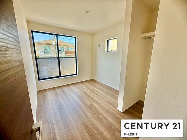 バルコニーに面している明るい洋室です！