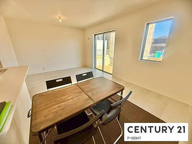 大きな窓から日光が差し込む明るいリビングです!