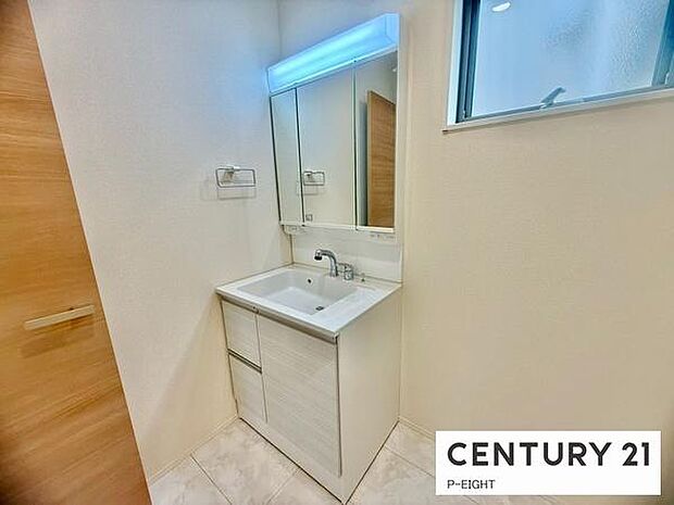 明るい洗面台で身支度ができます!