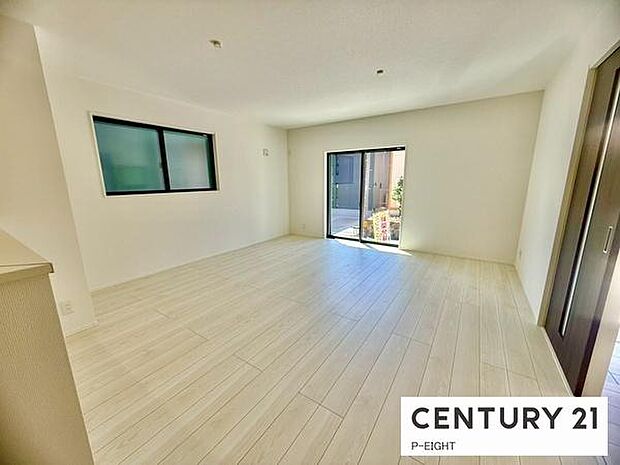 大きな窓から日光が差し込む明るいリビングです！