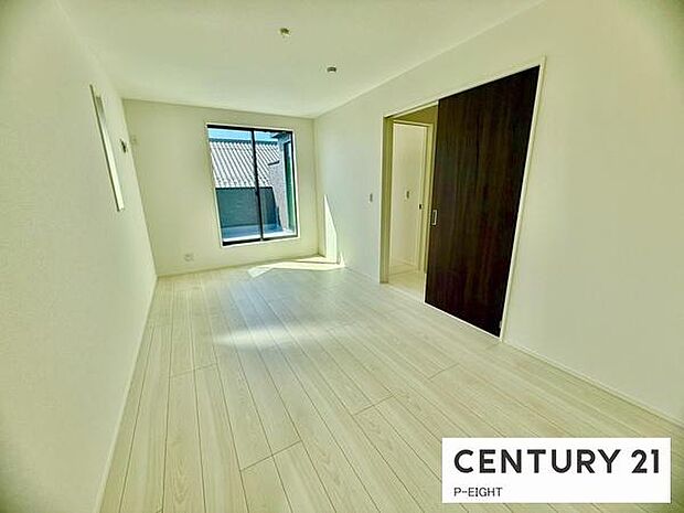 バルコニーに面している明るい洋室です！