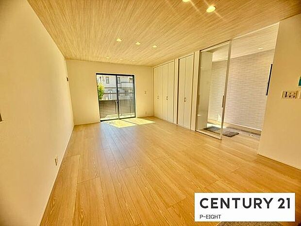 大きな窓から日光が差し込む明るいリビングです！