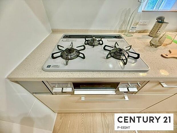 三口コンロで料理もはかどりますね！グリルもあります！