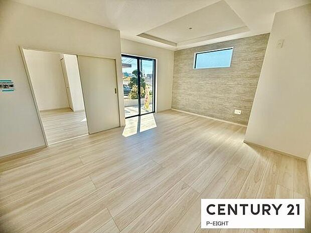 大きな窓から日光が差し込む明るいリビングです!