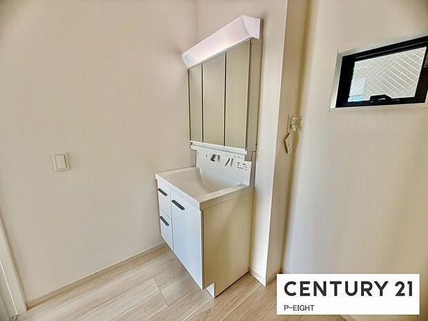 明るい洗面台で身支度ができます!