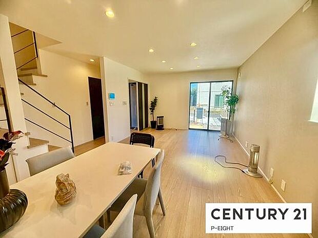 大きな窓から日光が差し込む明るいリビングです!