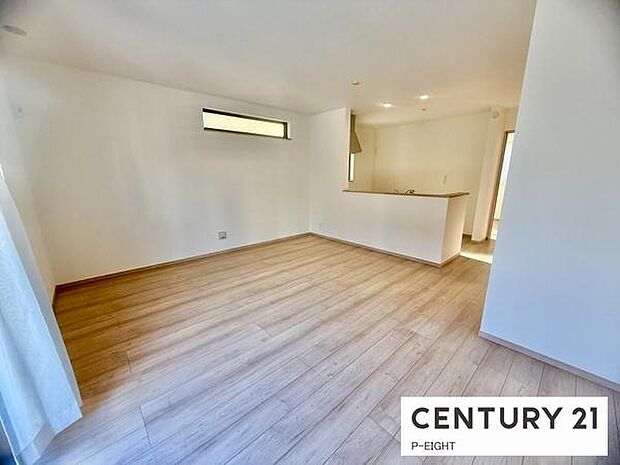 大きな窓から日光が差し込む明るいリビングです!