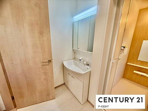 明るい洗面台で身支度ができます!