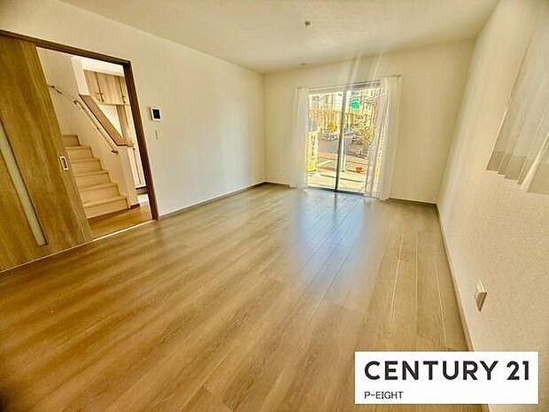 大きな窓から日光が差し込む明るいリビングです!