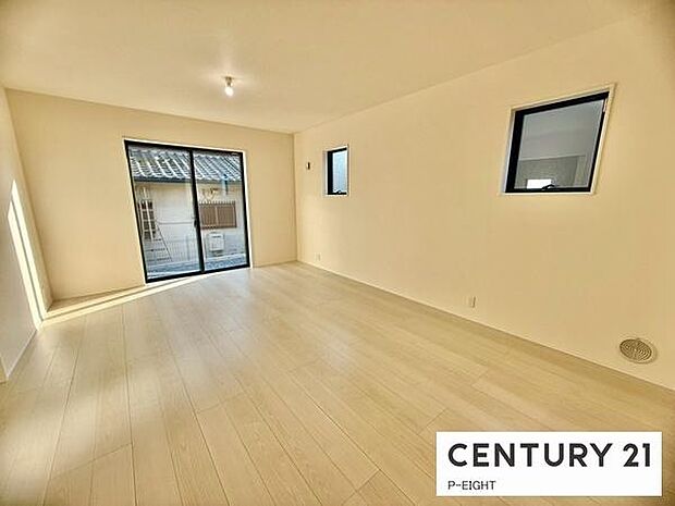 大きな窓から日光が差し込む明るいリビングです!