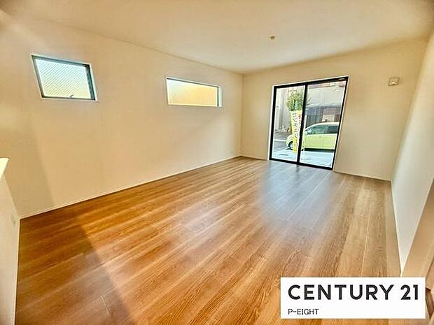 大きな窓から日光が差し込む明るいリビングです！