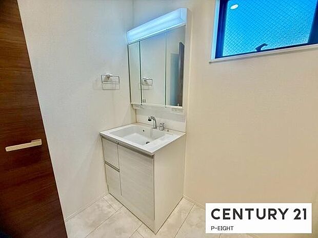 明るい洗面台で身支度ができます！