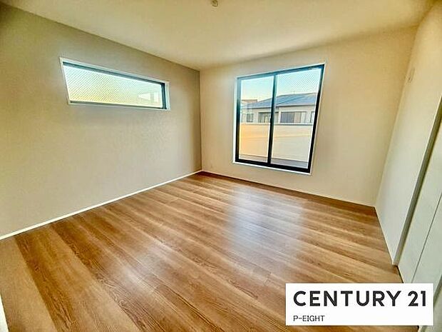 バルコニーに面している明るい洋室です！