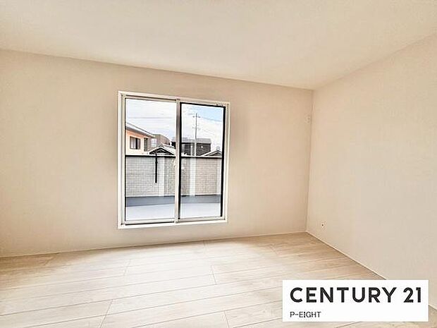 バルコニーに面している明るい洋室です！