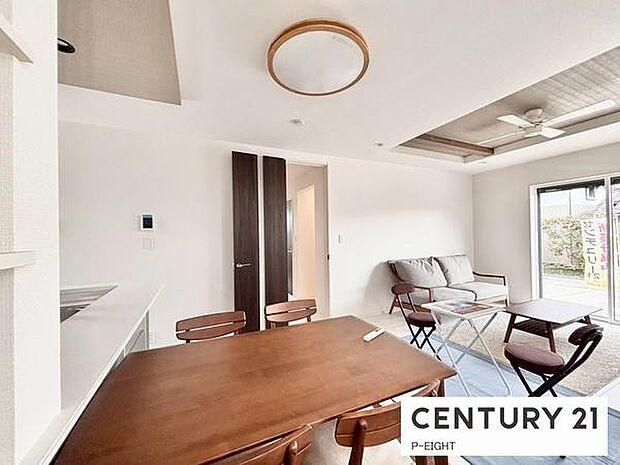 大きな窓から日光が差し込む明るいリビングです!