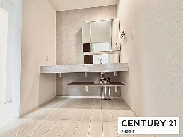 明るい洗面台で身支度ができます!