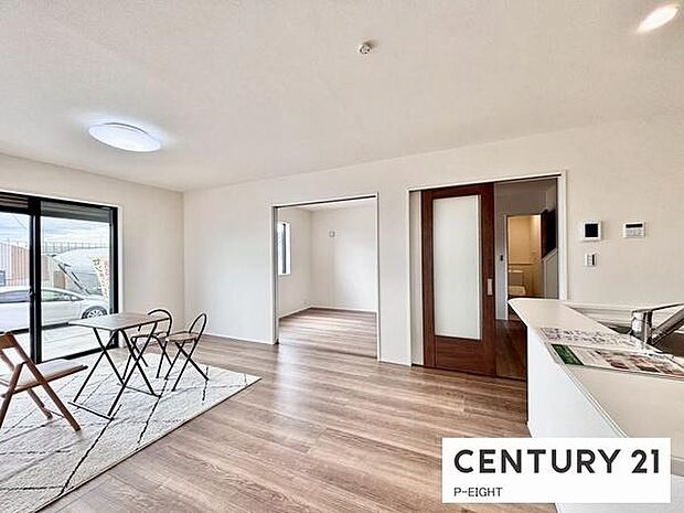 大きな窓から日光が差し込む明るいリビングです!