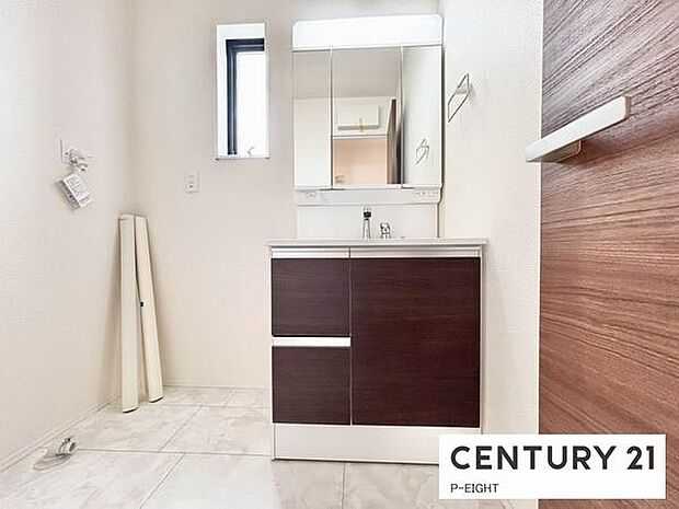 明るい洗面台で身支度ができます!