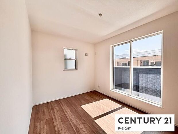 バルコニーに面している明るい洋室です!