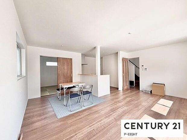 大きな窓から日光が差し込む明るいリビングです！