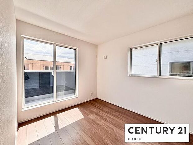 バルコニーに面している明るい洋室です！