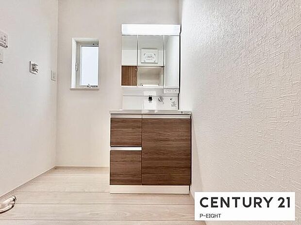 明るい洗面台で身支度ができます!