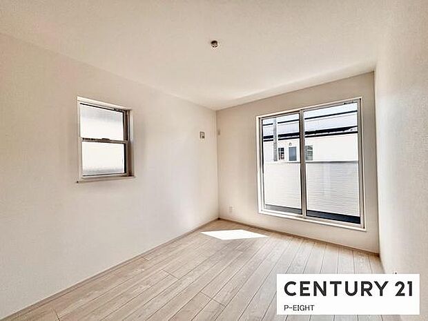 バルコニーに面している明るい洋室です!