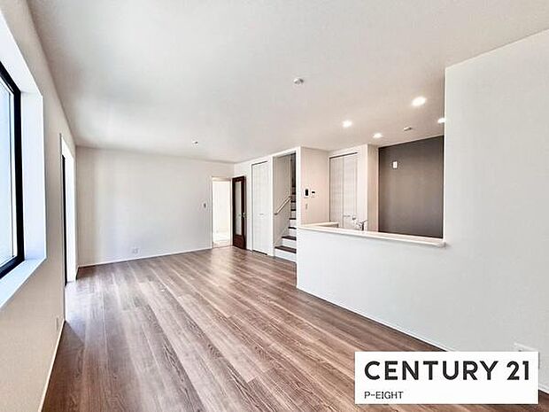 大きな窓から日光が差し込む明るいリビングです！