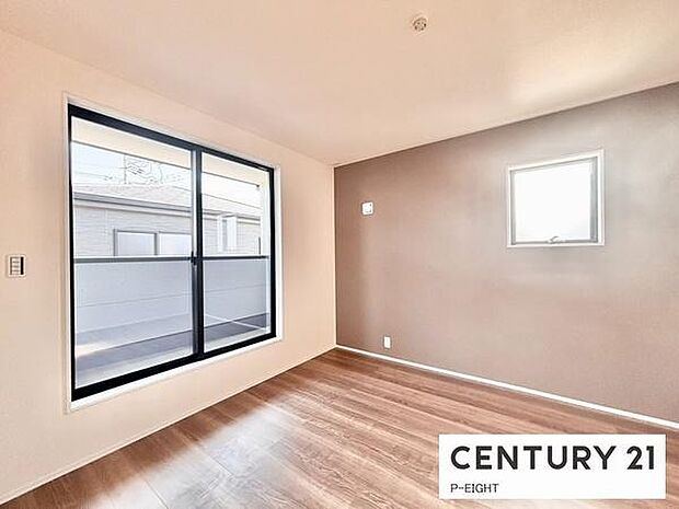 バルコニーに面している明るい洋室です!