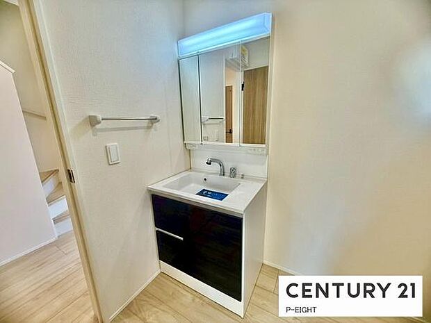 明るい洗面台で身支度ができます！