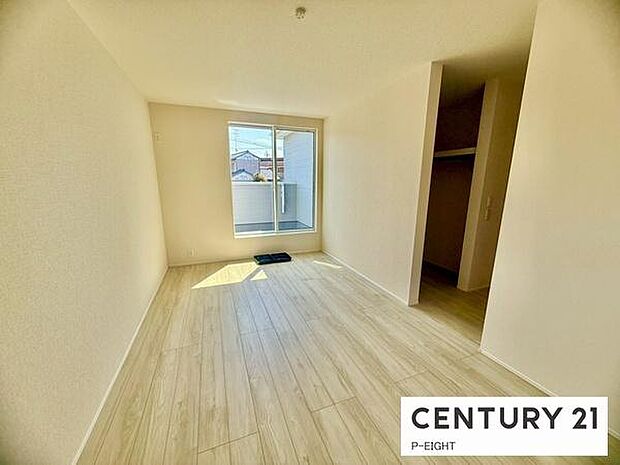 バルコニーに面している明るい洋室です！