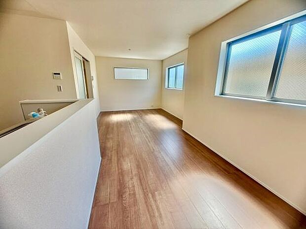 大きな窓から日光が差し込む明るいリビングです！