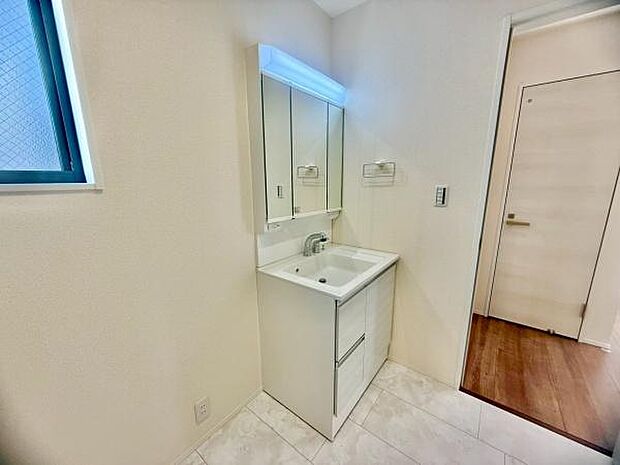 明るい洗面台で身支度ができます！