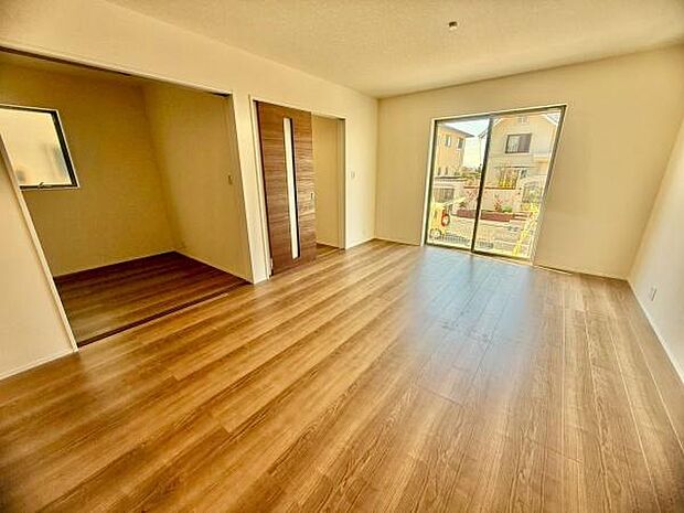 大きな窓から日光が差し込む明るいリビングです！