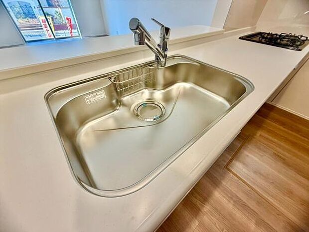 浄水器内蔵型のため、キッチン回りもスリムな印象です！