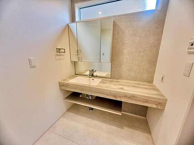 明るい洗面台で身支度ができます！