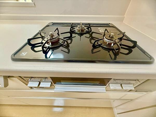 三口コンロで料理もはかどりますね！グリルもあります！