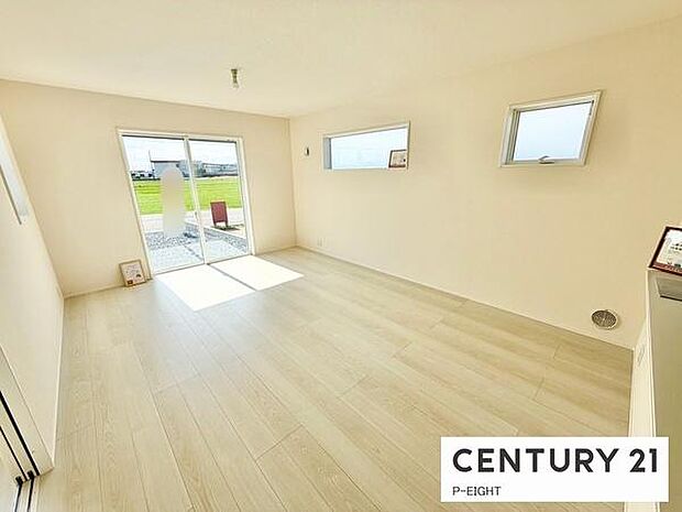 大きな窓から日光が差し込む明るいリビングです！