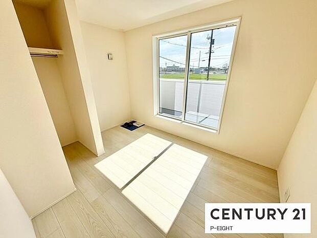 バルコニーに面している明るい洋室です！