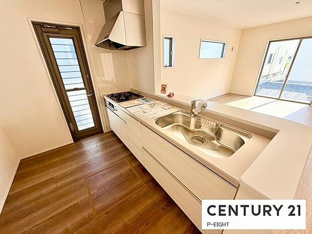 料理をしながらリビングを見渡せるつくりで、料理中も家族との会話がはずみます。