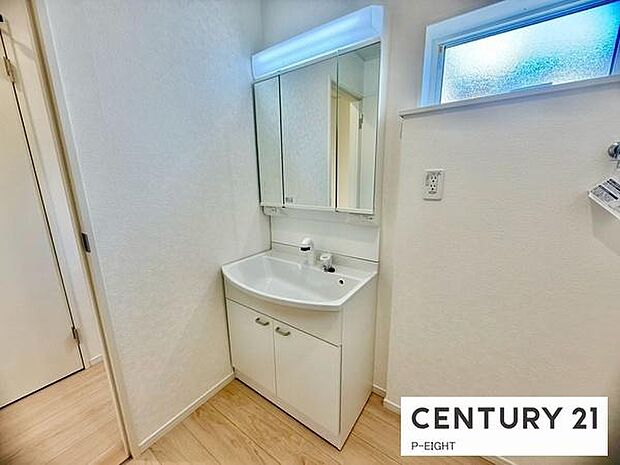 明るい洗面台で身支度ができます！