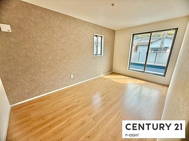 南からの明るい光が差し込むリビングです。