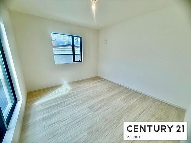 バルコニーに面している明るい洋室です!