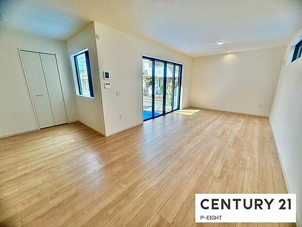 大きな窓から日光が差し込む明るいリビングです!