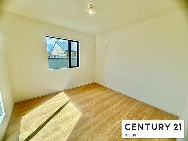 バルコニーに面している明るい洋室です!