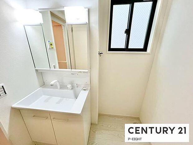 明るい洗面台で身支度ができます！洗濯機を置くスペースもあります！