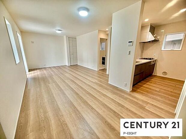 大きな窓から日光が差し込む明るいリビングです！