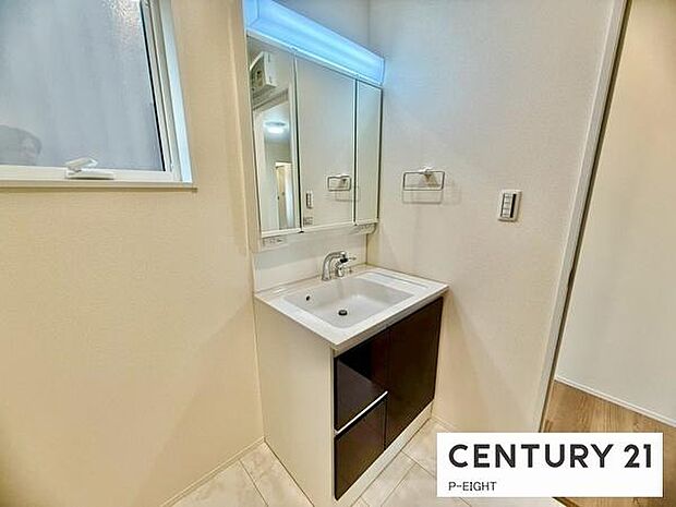 明るい洗面台で身支度ができます！